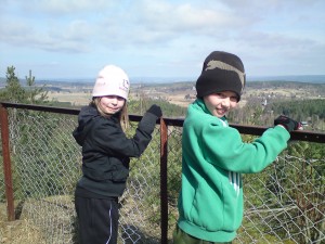 Mathilda och Hugo vid utsikten Mathilda och Hugo vid utsikten